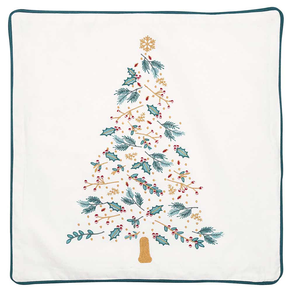 Ein GreenGate - Lucie Xmas Kissenbezug in Weiß mit Stickerei 40 x 40 cm zeigt ein Weihnachtsbaumdesign aus Stechpalmenblättern, Tannenzweigen, roten Beeren und goldenen Akzenten mit einem goldenen Stern oben drauf.