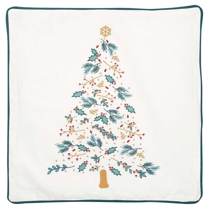 Ein GreenGate - Lucie Xmas Kissenbezug in Weiß mit Stickerei 40 x 40 cm zeigt ein Weihnachtsbaumdesign aus Stechpalmenblättern, Tannenzweigen, roten Beeren und goldenen Akzenten mit einem goldenen Stern oben drauf.