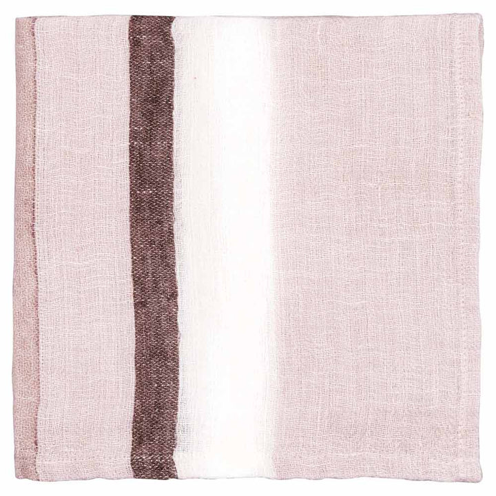 Eine GreenGate - Mannie Stoffserviette Leinen in Dusty Rose mit einer hellrosa Farbe und braunen und weißen vertikalen Streifen auf der linken Seite.