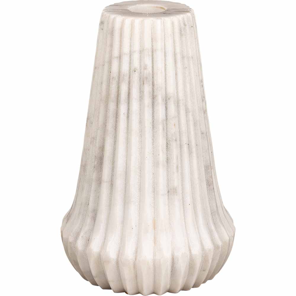 GreenGate - Marmor Kerzenhalter mit geripptem Design, isoliert auf weißem Hintergrund.