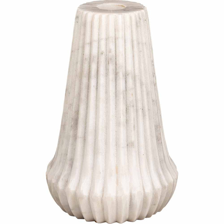 GreenGate - Marmor Kerzenhalter mit geripptem Design, isoliert auf weißem Hintergrund.