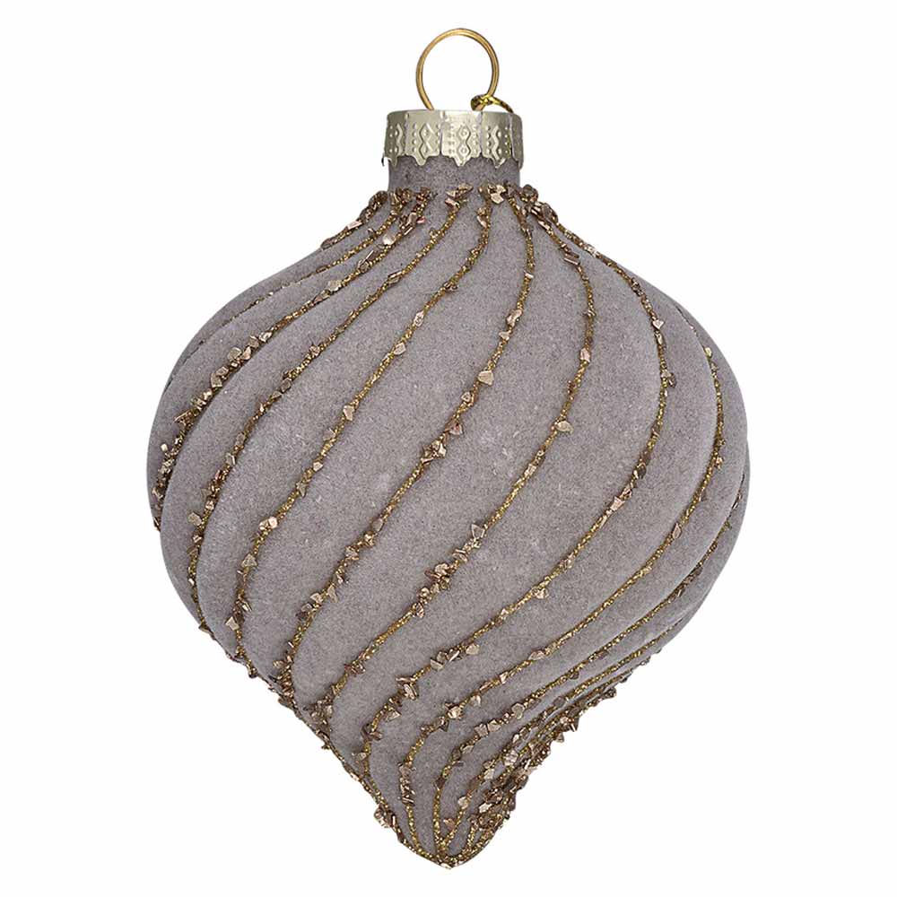 Eine GreenGate - Weihnachtskugel Zwiebelförmig aus hellgrauem Samt mit horizontalen goldenen Glitzerstreifen und einer goldenen Kappe mit einer Aufhängeschlaufe.