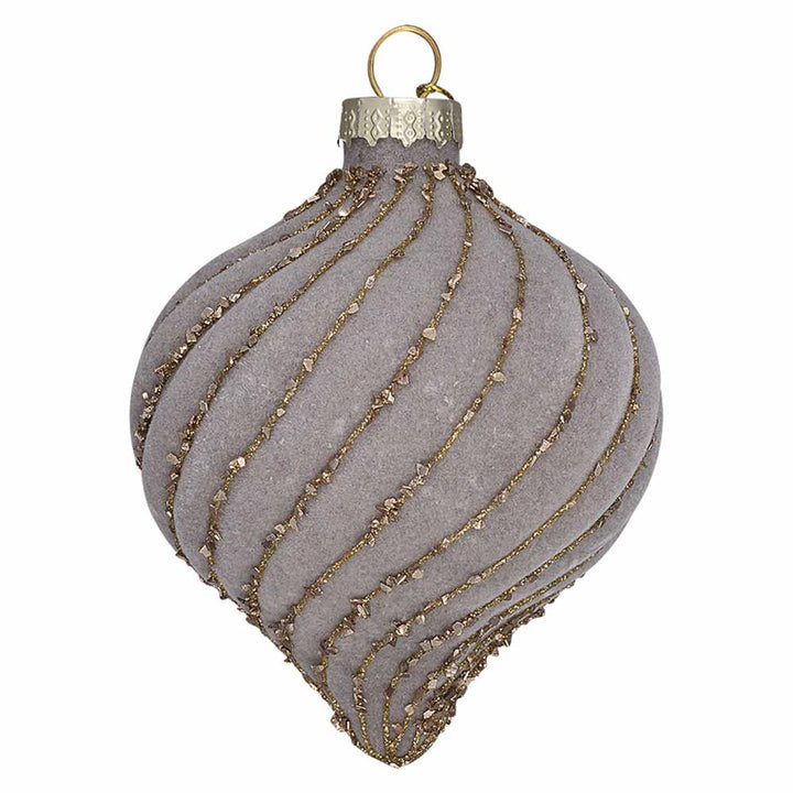 Eine GreenGate - Weihnachtskugel Zwiebelförmig aus hellgrauem Samt mit horizontalen goldenen Glitzerstreifen und einer goldenen Kappe mit einer Aufhängeschlaufe.