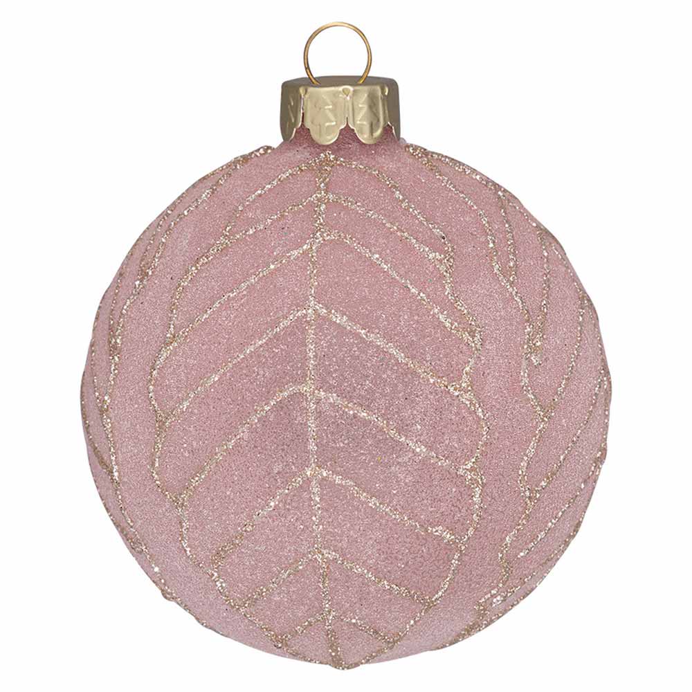 Eine GreenGate - Weihnachtskugel in mattiertem Blassrosa mit goldenen Blättern und Goldglitzer in einem Blättermusterdesign und einer goldenen Kappe an der Spitze zum Aufhängen.