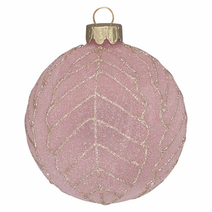 Eine GreenGate - Weihnachtskugel in mattiertem Blassrosa mit goldenen Blättern und Goldglitzer in einem Blättermusterdesign und einer goldenen Kappe an der Spitze zum Aufhängen.