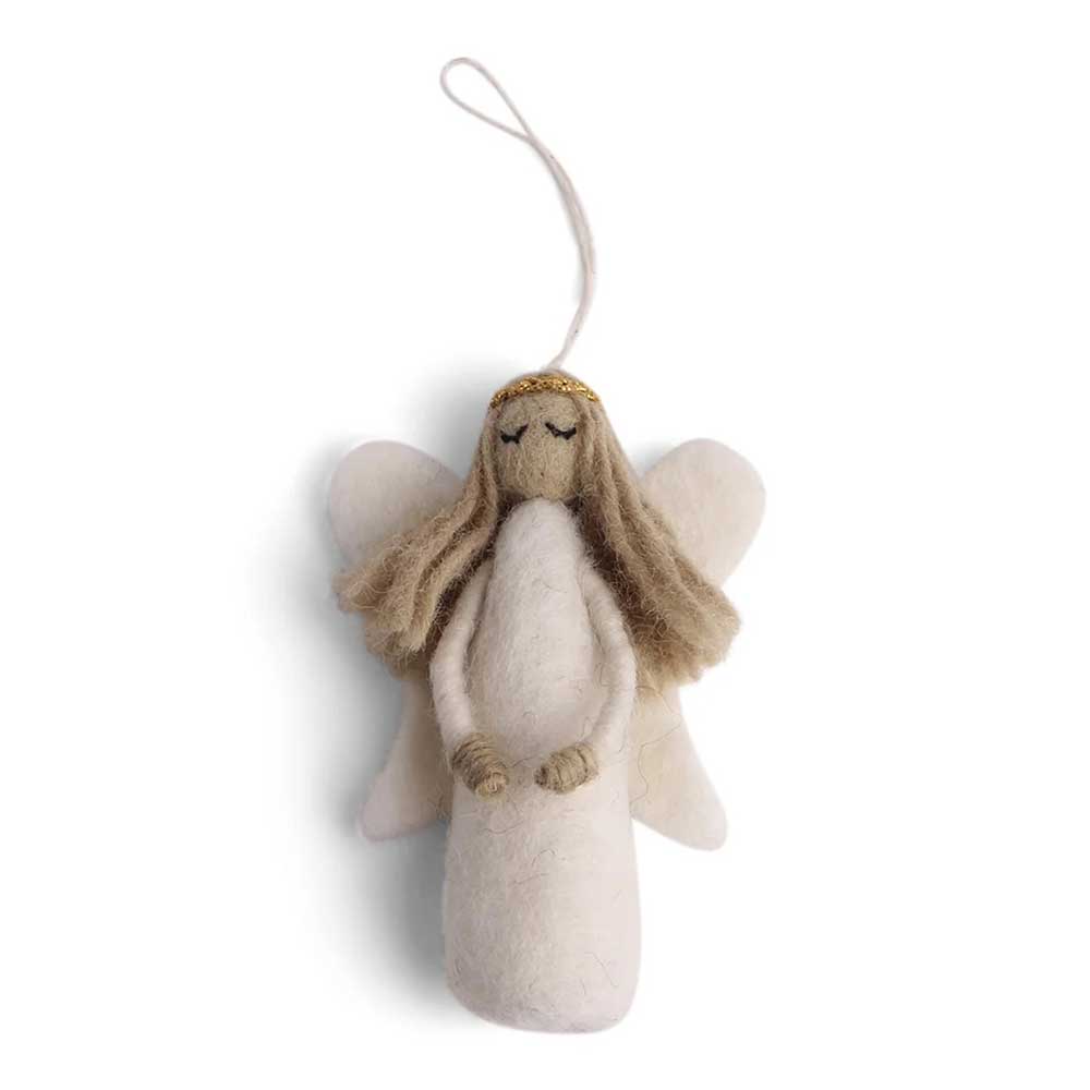 Der Anhänger Engel Filz von Gry & Sif ist ein Engelsornament aus Filz mit langen Haaren, geschlossenen Augen, zarten Flügeln, einem goldenen Stirnband und einer Aufhängeschlaufe.