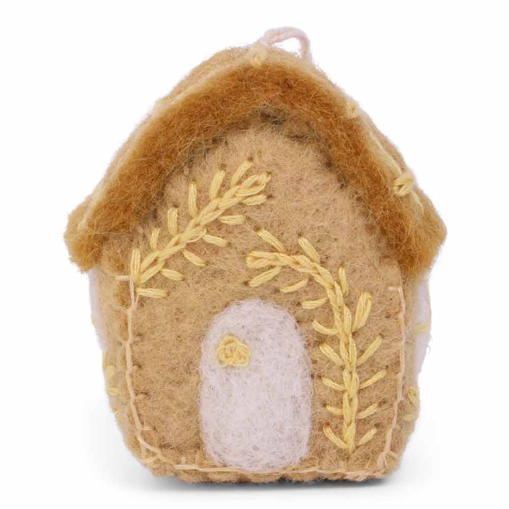 Gry & Sif – Anhänger Haus aus Filz, Ornament in Beige und Gelb mit detaillierter Stickerei, isoliert auf weißem Hintergrund.