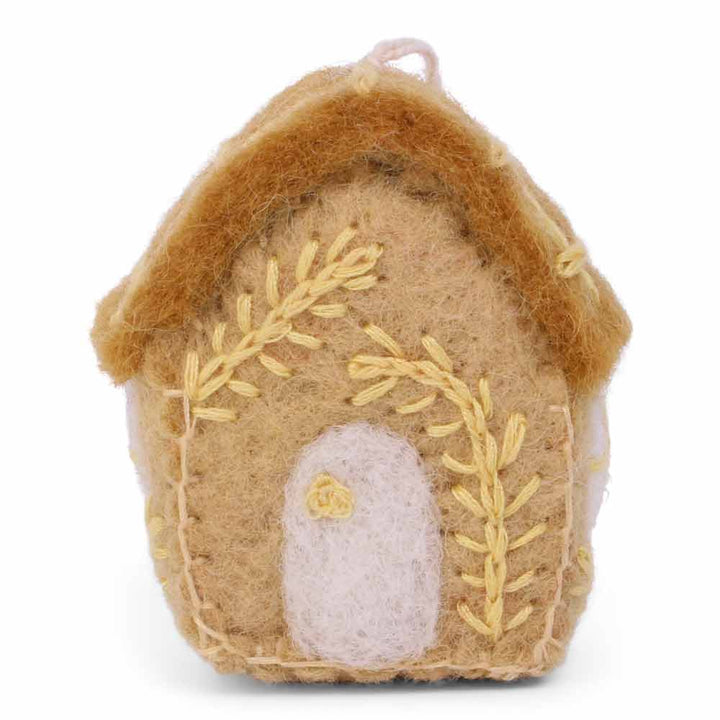 Gry & Sif – Anhänger Haus aus Filz, Ornament in Beige und Gelb mit detaillierter Stickerei, isoliert auf weißem Hintergrund.
