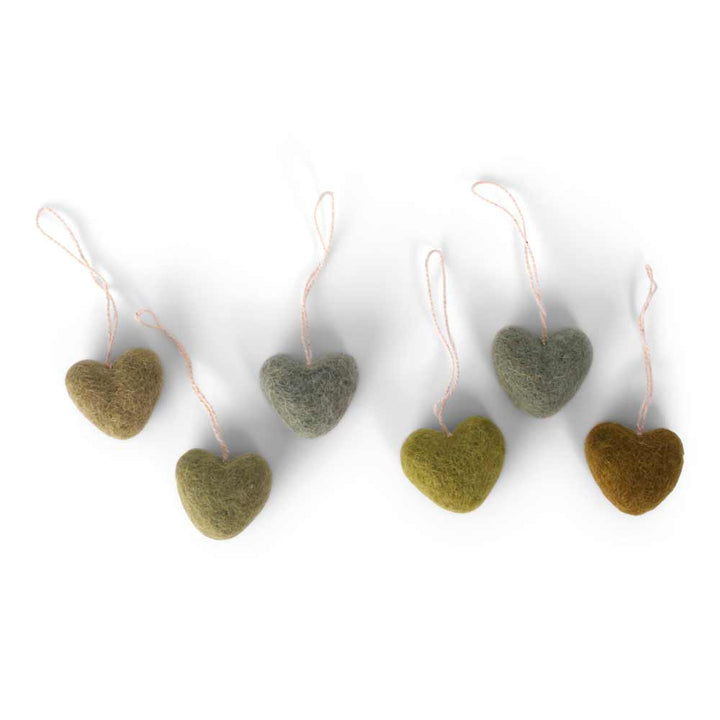 Fünf Gry & Sif - Anhänger Herz Mini Filz 6er-Set Ornamente in verschiedenen Grün- und Brauntönen, mit rosa Schnüren befestigt, in einer Reihe auf weißem Hintergrund angeordnet.