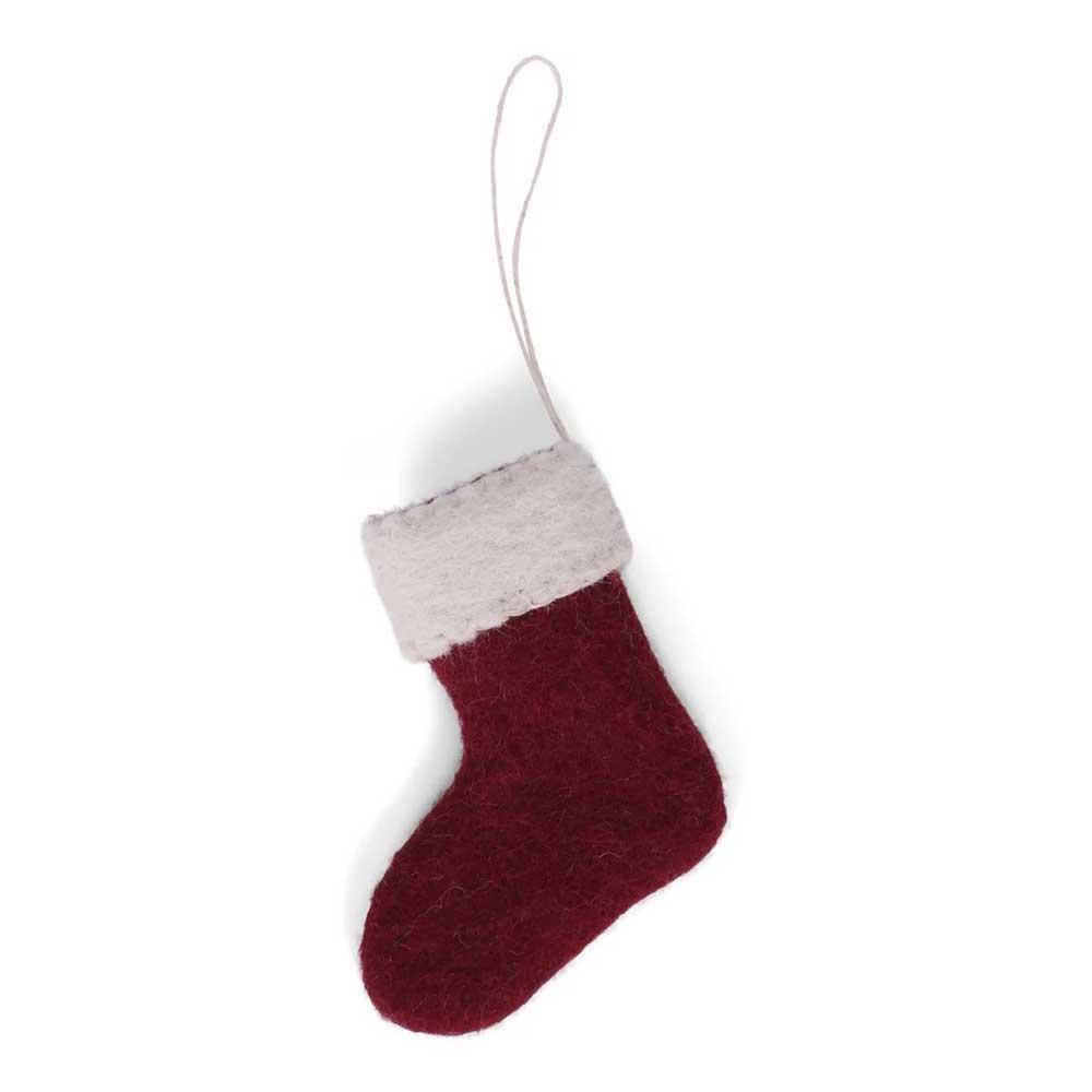Ein roter Weihnachtsstrumpf aus Filz von Gry & Sif mit weißem Bündchen und einer Schlaufe zum Aufhängen.