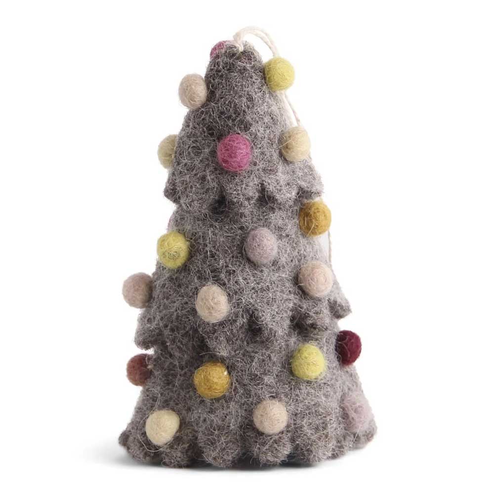 Ein Weihnachtsbaum von Gry & Sif Anhänger Tanne Filz, geschmückt mit bunten Filz-Pompons.