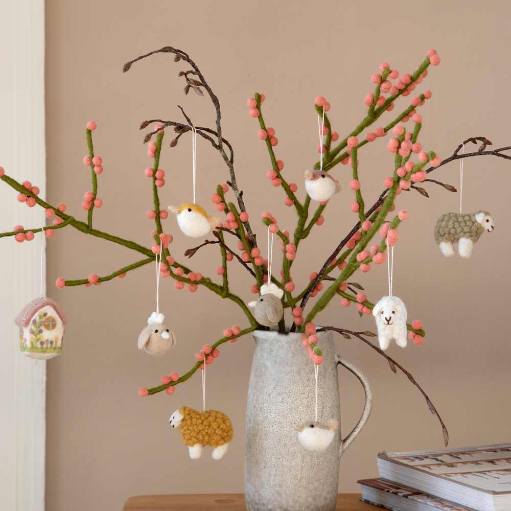 Eine Vase mit einem Gry & Sif - Anhänger Vögel Filz 3er-Set Baum mit Schafen und Vögeln daraus.