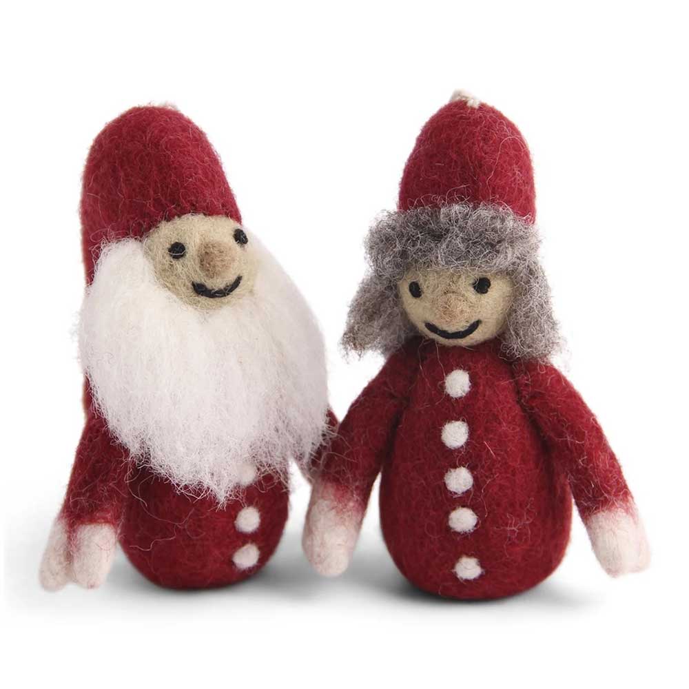 Produktname: Gry & Sif – Anhänger Wichtel Paar Filz, mit zwei Filzwichteln in roter Kleidung mit weißen Knöpfen; einer mit weißem Bart und der andere mit grauem Haar.
