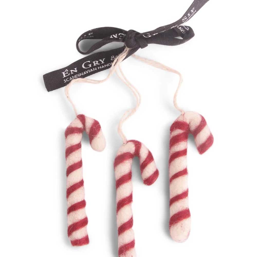 Set aus drei Zuckerstangen-Ornamenten aus Filz von Gry & Sif mit roten und weißen Streifen, alle an einem schwarzen Band befestigt.