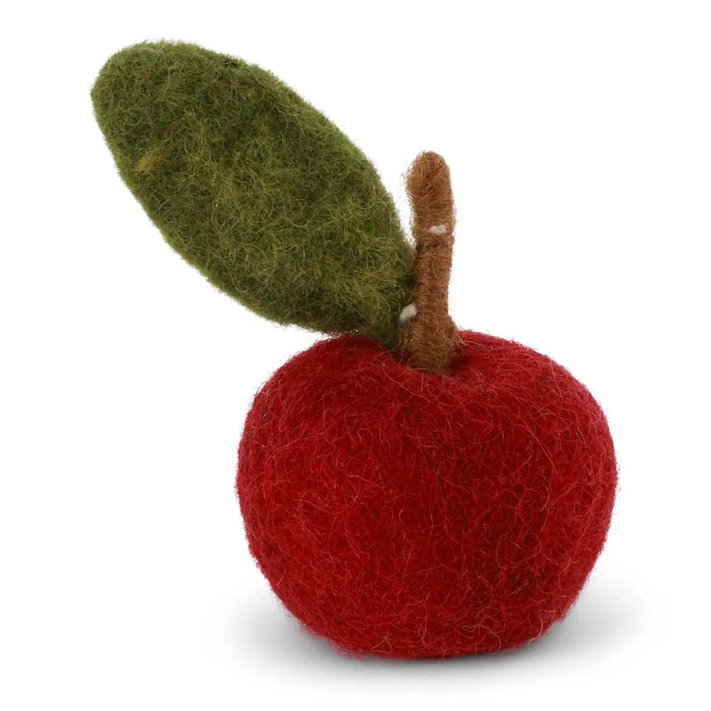 Der Gry & Sif - Apfel Anhänger Filz ist ein handgefertigter roter Filzapfel mit grünem Blatt und braunem Stiel, der auf weißem Hintergrund steht.