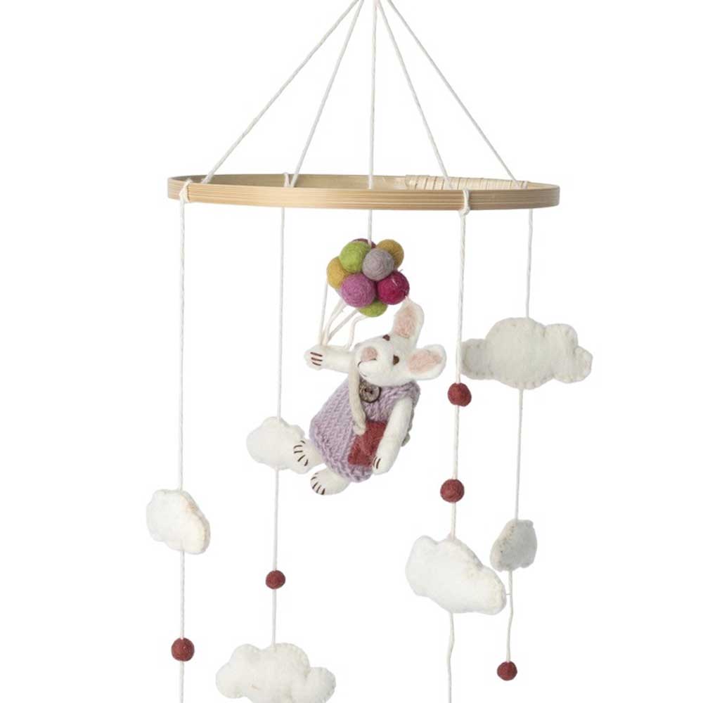 Ein Baby-Mobile „Hase Mädchen mit Luftballons“ von Gry & Sif zeigt einen Stoffhasen, der bunte Luftballons hält und zwischen weichen weißen Wolken schwebt.