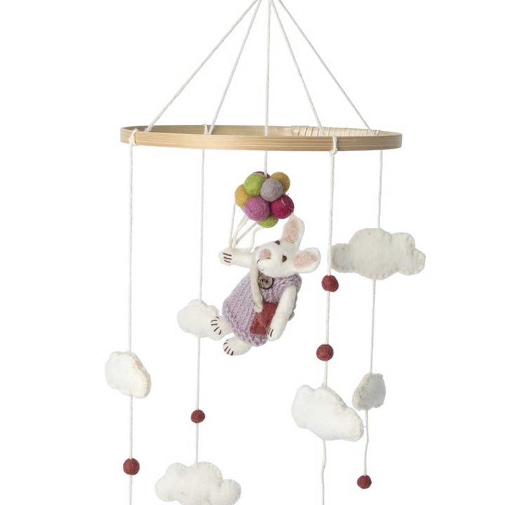 Ein Baby-Mobile „Hase Mädchen mit Luftballons“ von Gry & Sif zeigt einen Stoffhasen, der bunte Luftballons hält und zwischen weichen weißen Wolken schwebt.