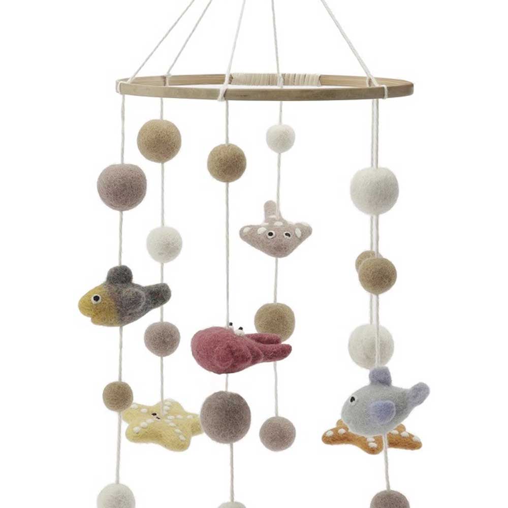 Ein Gry &amp; Sif – Baby-Mobile „Unterwasserwelt“ mit Filzbällen und Tierformen, darunter Vögel und Meerestiere, die an Schnüren hängen.