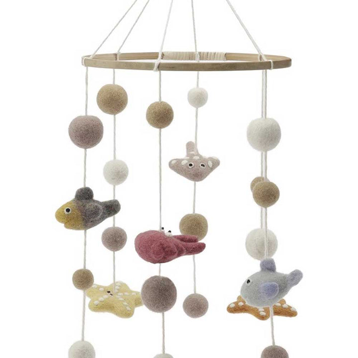 Ein Gry &amp; Sif – Baby-Mobile „Unterwasserwelt“ mit Filzbällen und Tierformen, darunter Vögel und Meerestiere, die an Schnüren hängen.