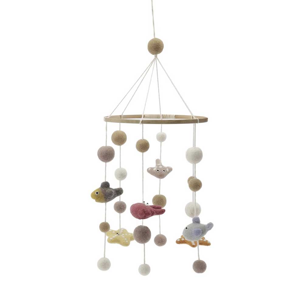 Ein Gry &amp; Sif – Baby-Mobile „Unterwasserwelt“ mit gefilzten Wollbällen und verschiedenen bunten Tierformen, darunter Vögel und ein Kaninchen, die an Schnüren hängen, die an einem Holzring befestigt sind.