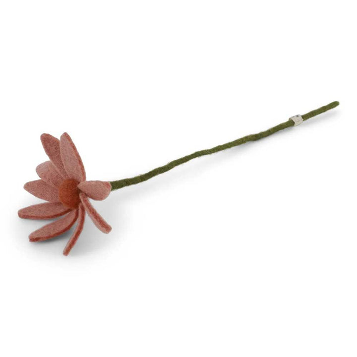 Der Gry & Sif – Blume Filz Cosmos ist eine einzelne rosa Filzblume mit mehreren Blütenblättern und einem langen grünen Stiel, die auf einem weißen Hintergrund liegt.