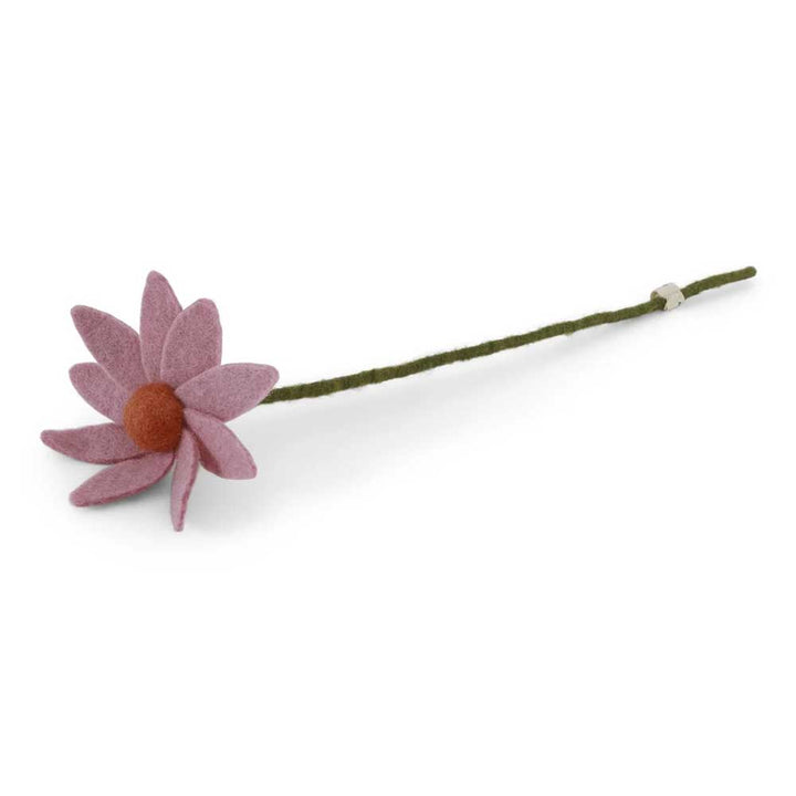 Der Gry & Sif – Blume Filz Cosmos ist eine einzelne rosa Filzblume mit einem langen grünen Stiel und einer orangefarbenen Mitte auf weißem Hintergrund.