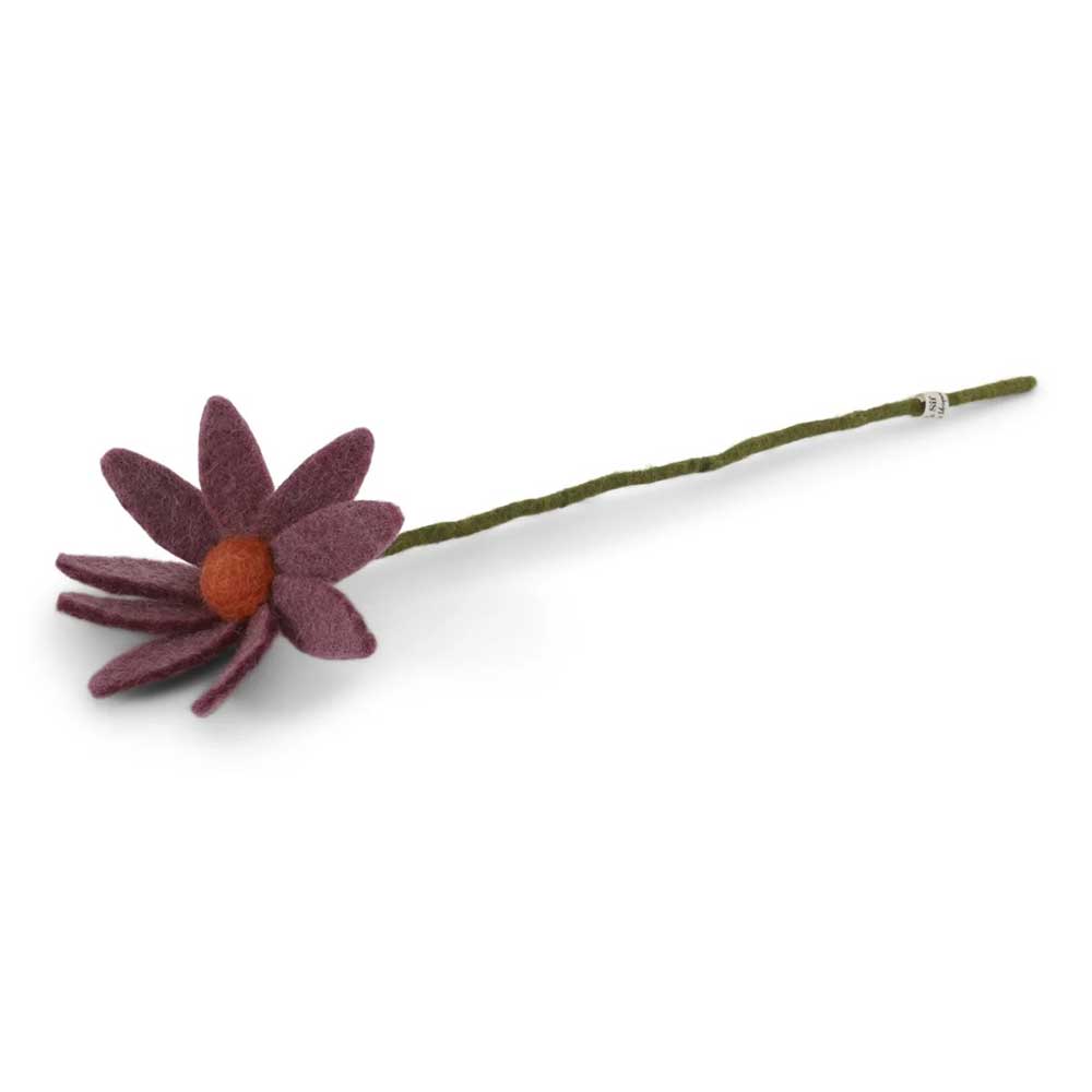 Die Gry & Sif – Blume Filz Cosmos ist eine violette Filzblume mit einem langen grünen Stiel und einer orangefarbenen Mitte, die flach auf einem weißen Hintergrund dargestellt ist.