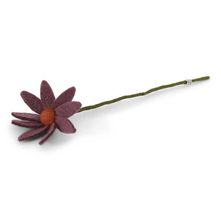 Die Gry & Sif – Blume Filz Cosmos ist eine violette Filzblume mit einem langen grünen Stiel und einer orangefarbenen Mitte, die flach auf einem weißen Hintergrund dargestellt ist.