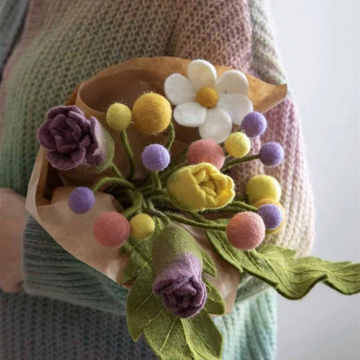 Eine Frau hält einen Strauß Gry & Sif – Simple Flower Filz Blumen.