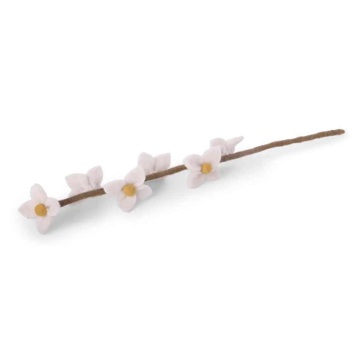 Ein einzelner Zweig von Gry & Sif - Blumen auf Stiel Filz mit kleinen weißen Blüten auf einem schlichten Hintergrund.