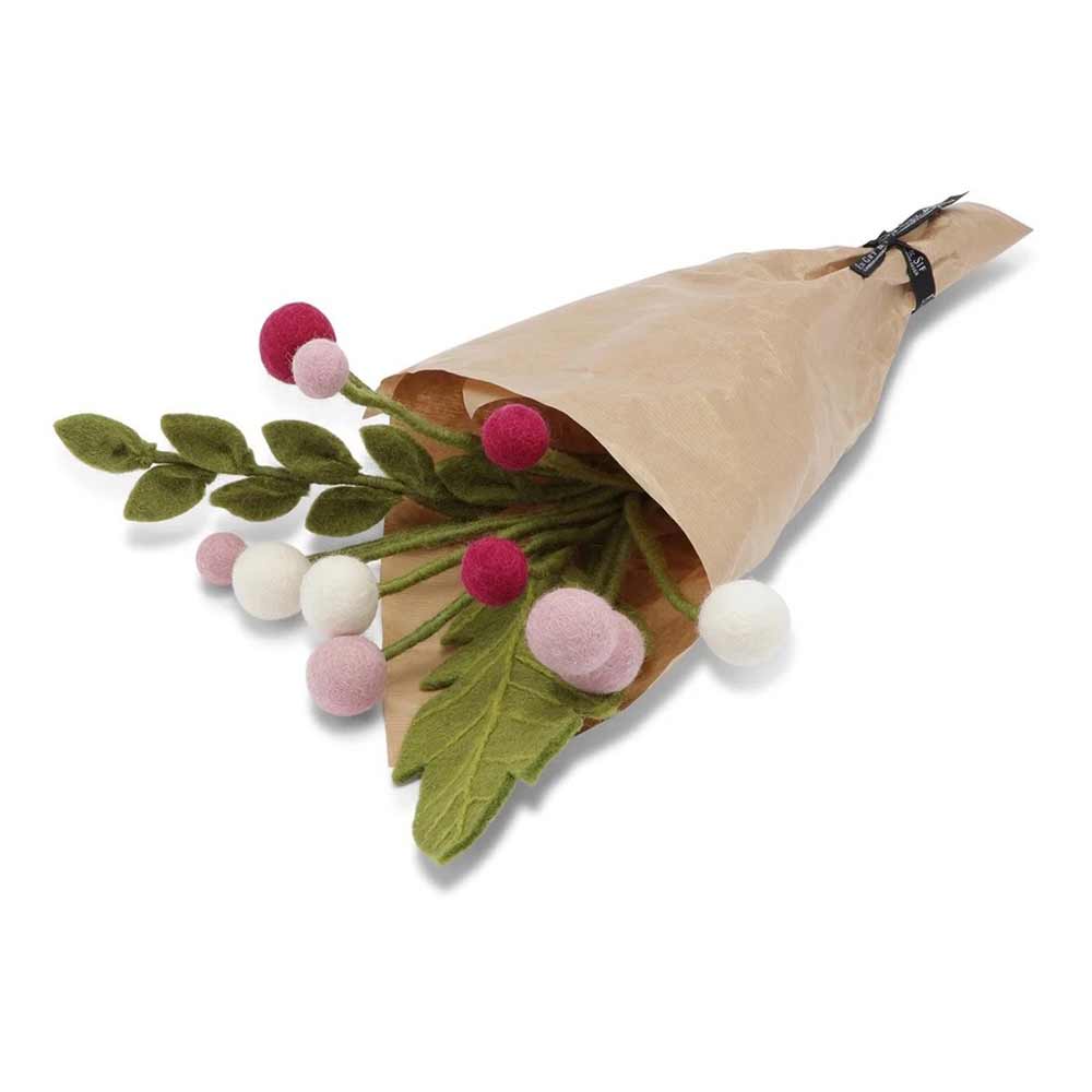 Der Gry & Sif – Blumenstrauß Filz Neelam ist ein Strauß aus Filzblumen mit grünen Stielen und Blättern, hübsch in braunes Papier eingewickelt.