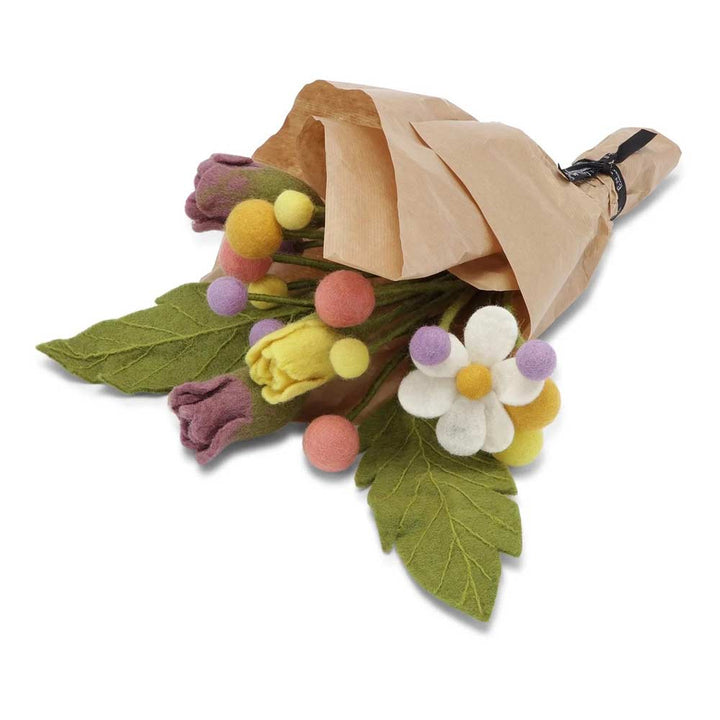 Der Gry & Sif – Blumenstrauß Filz Sumitra besteht aus einem Blumenstrauß aus Filz mit grünen Blättern, bunten Blüten in Weiß, Gelb, Lila und kleinen runden Akzenten, eingewickelt in braunes Papier.