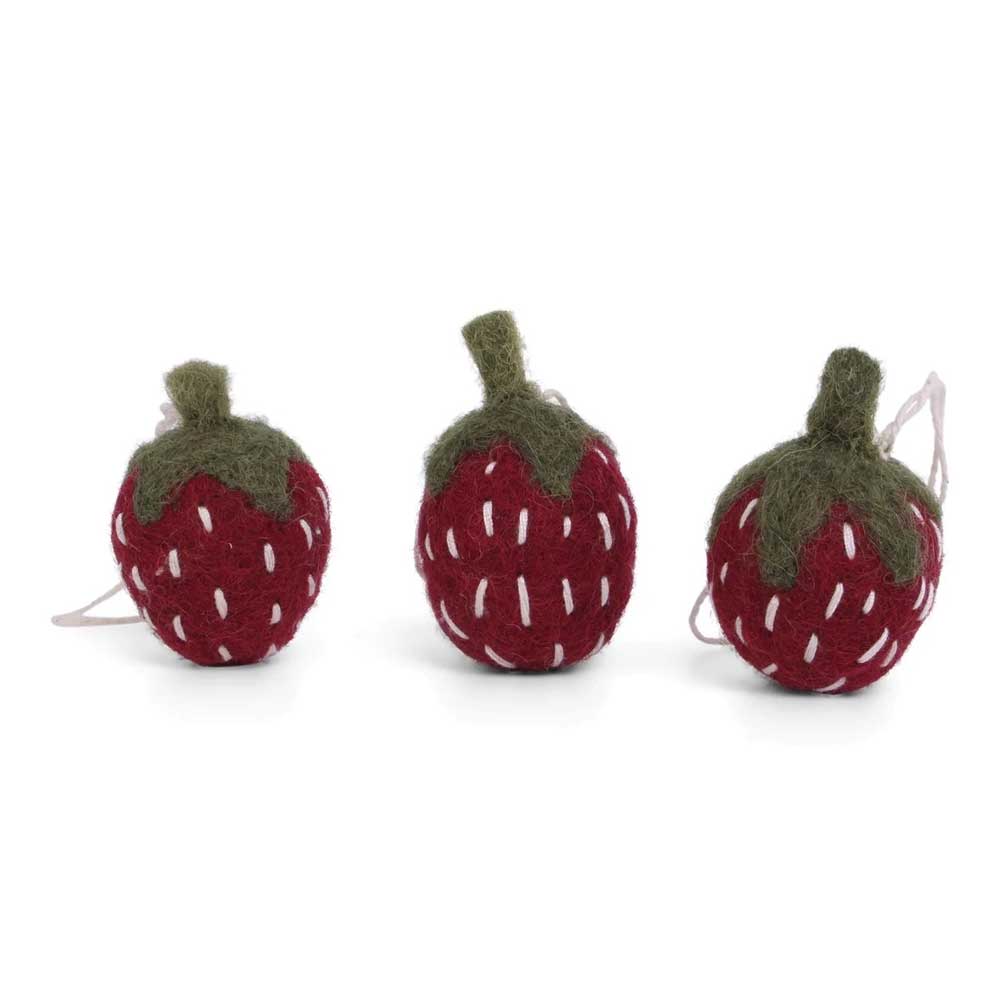 Das Gry & Sif Erdbeeren Anhänger Filz 3er-Set besteht aus drei roten Erdbeerornamenten aus Filz mit grünen Spitzen und weißen Samendetails, die nebeneinander auf einem weißen Hintergrund abgebildet sind.