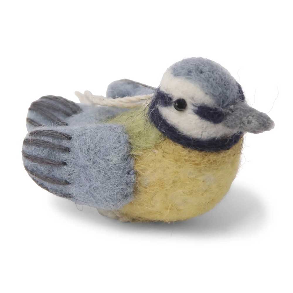 Der Gry & Sif - Filzanhänger Blaumeise ist eine kleine Vogelfigur aus Filz in Blau und Gelb mit detaillierten Flügeln und einem schwarzen Streifen auf dem Kopf.