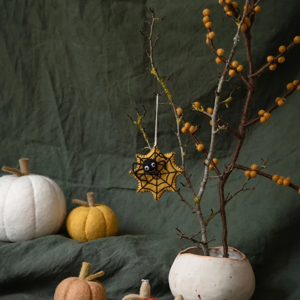 Gry &amp; Sif - Anhänger Filzkürbis mit Stickerei Gelb