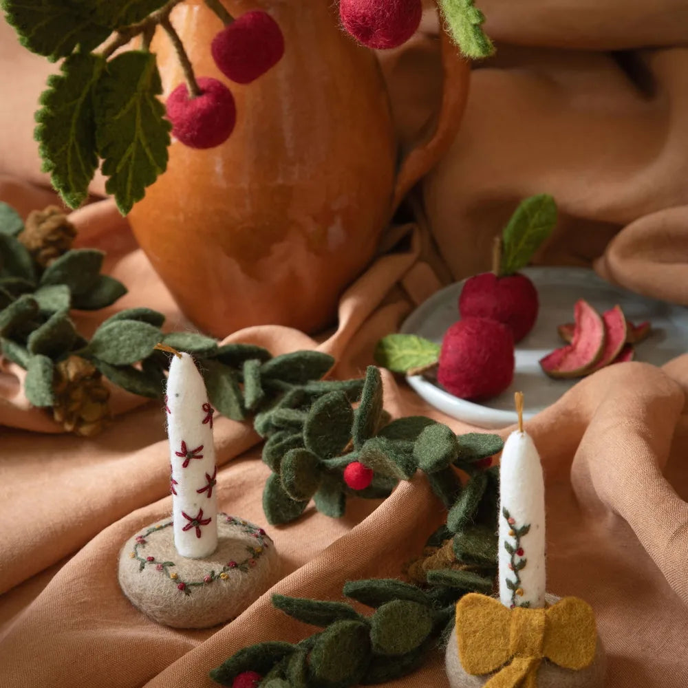 Gry & Sif – Girlande aus Filz mit roten Beeren und Zapfen