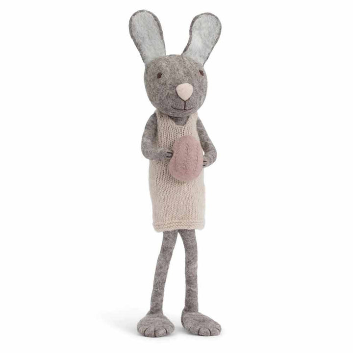 Stofftierhase („Gry & Sif – Hase Filz mit Ei hellgrau“) aufrecht stehend, gekleidet in einen Strickpullover.