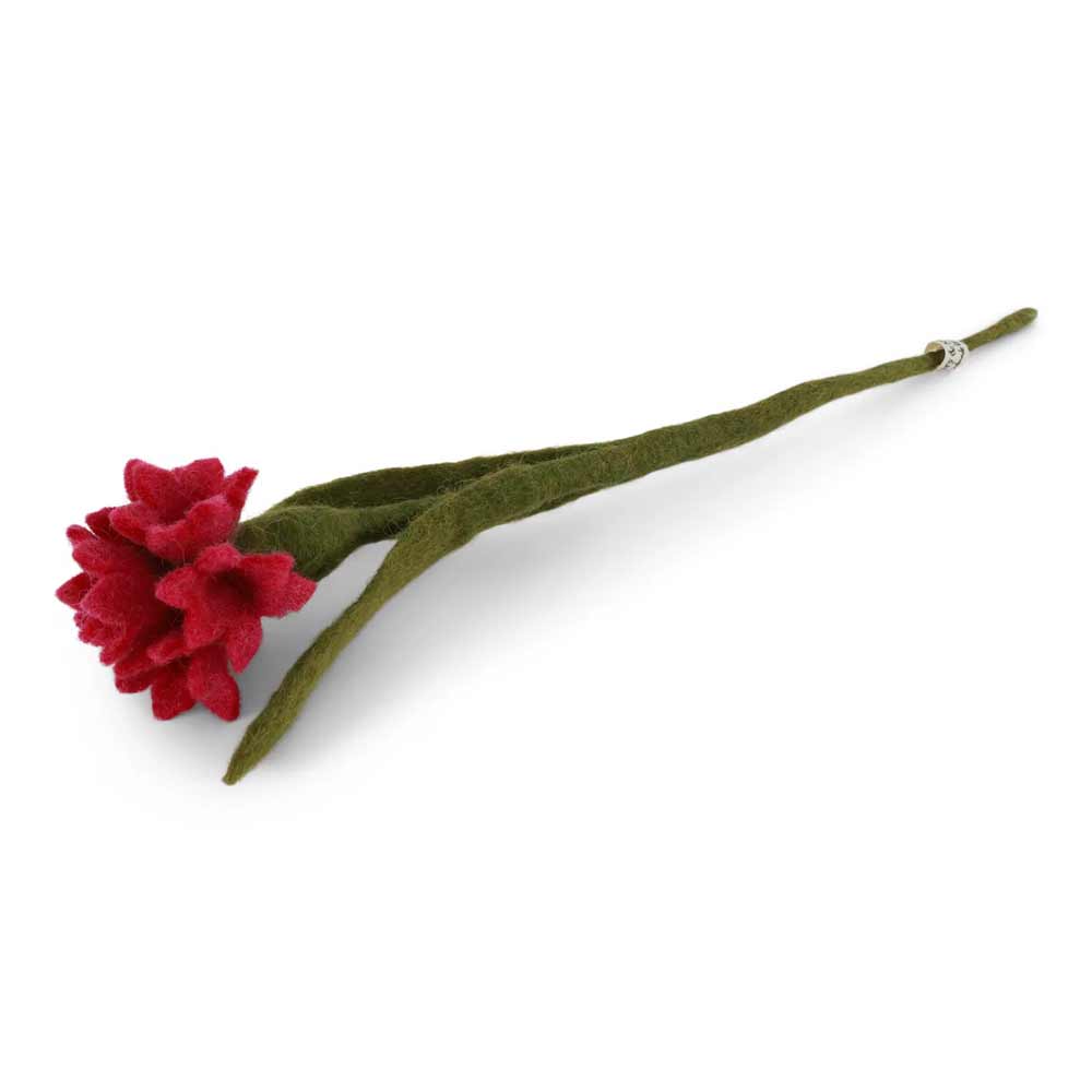 Die Gry & Sif - Kornblume Filz ist eine handgefertigte Filzblume mit einer leuchtend roten Blüte mit grünem Stiel und Blättern auf weißem Hintergrund.
