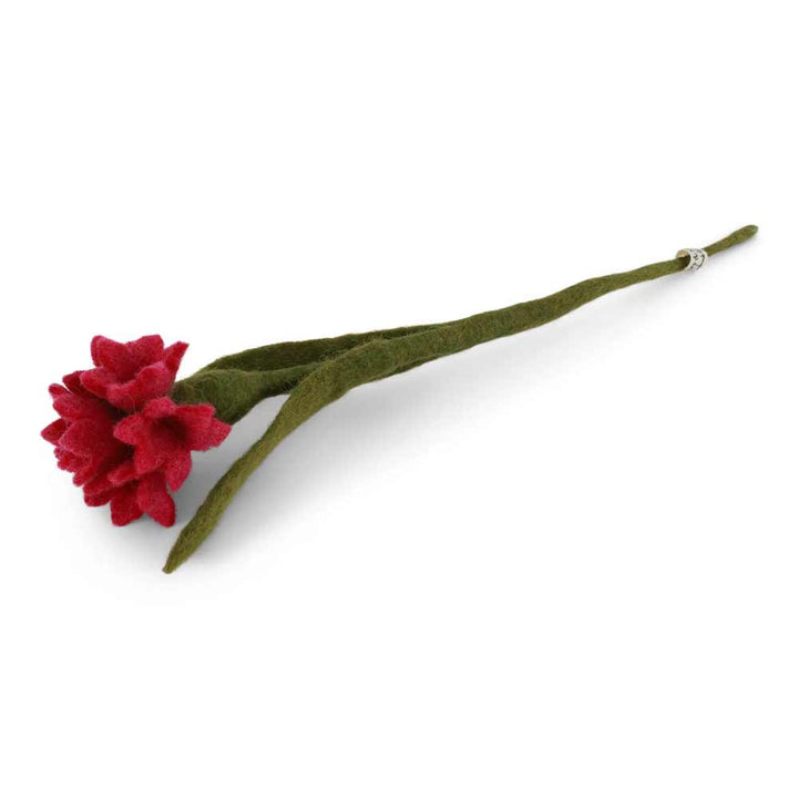 Die Gry & Sif - Kornblume Filz ist eine handgefertigte Filzblume mit einer leuchtend roten Blüte mit grünem Stiel und Blättern auf weißem Hintergrund.