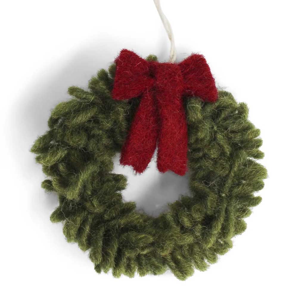 Ein „Gry & Sif – Kranz Mini Filz mit roter Schleife“ mit einem grünen Garnkranz, der mit einer roten Schleife geschmückt ist und an einer Schnur hängt.