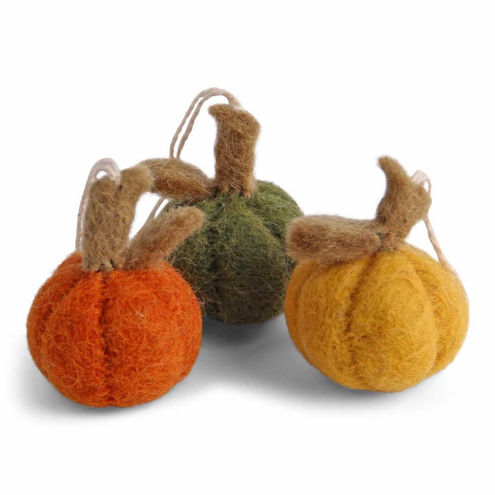Das Gry &amp; Sif – Kürbis Mini Filz 3er-Set enthält drei kleine Filzkürbisse in Orange, Grün und Gelb mit braunen Stielen und Aufhängeösen.