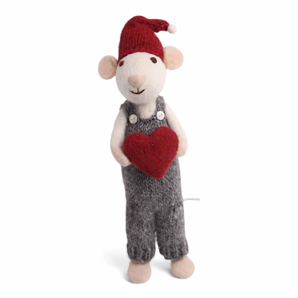 Eine Gry & Sif - Maus Filz Junge groß mit rotem Herz, die eine rote Mütze und einen grauen Overall trägt und ein rotes Herz hält.