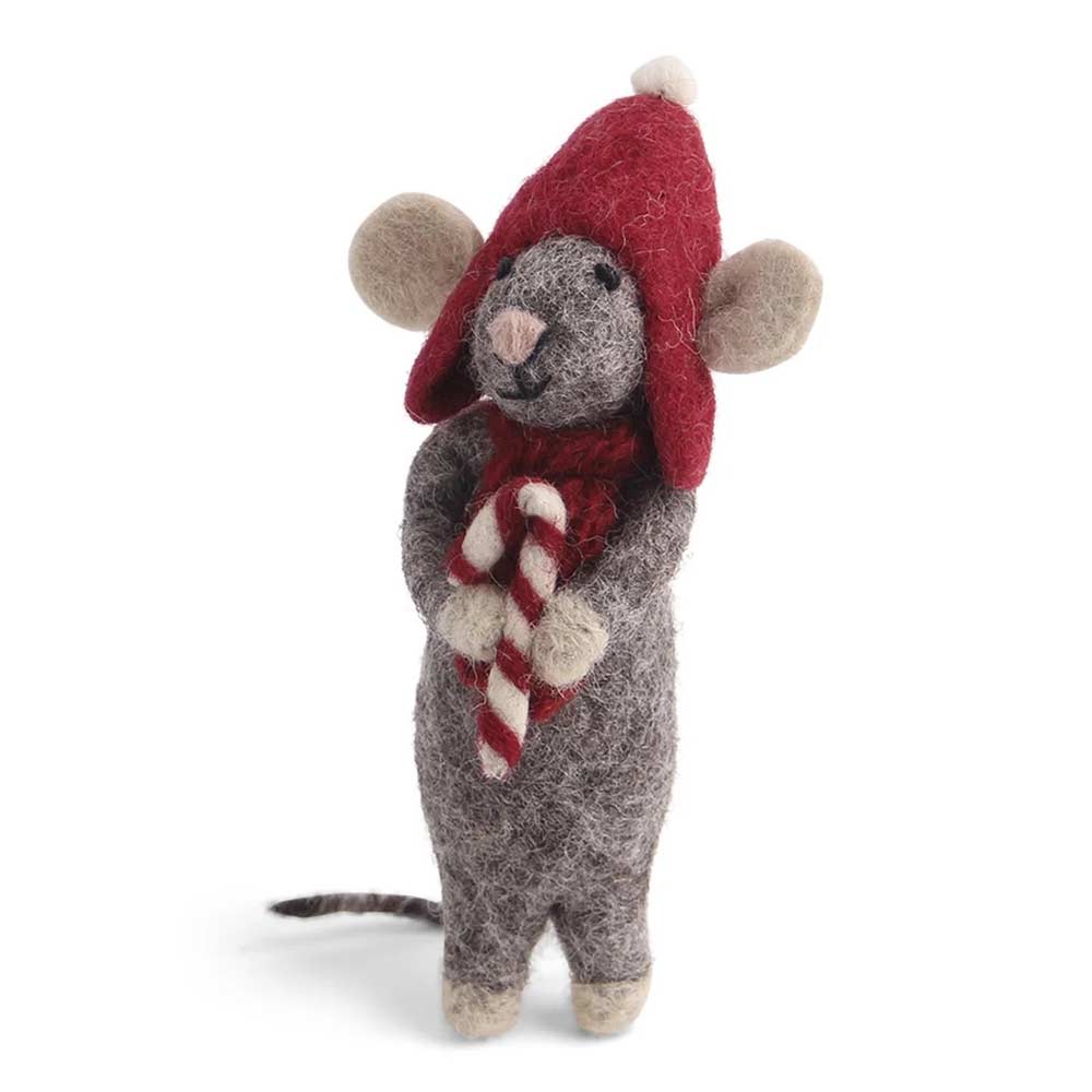 Eine kleine Filzmausfigur von Gry & Sif, mit roter Mütze und Schal bekleidet, hält eine Zuckerstange.