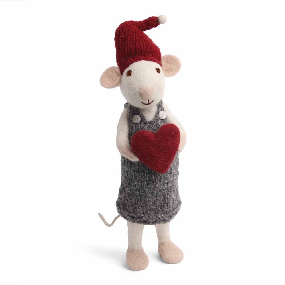Eine Gry & Sif - Maus Filz Mädchen groß mit rotem Herz hält ein rotes Herz.