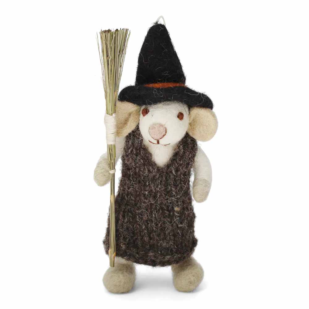 Die Gry & Sif - Maus Mädchen Hexe Filz ist eine als Hexe verkleidete Filzmausfigur mit schwarzem Hut und Kleid, die einen Besen in der Hand hält und aufrecht vor einem weißen Hintergrund steht.