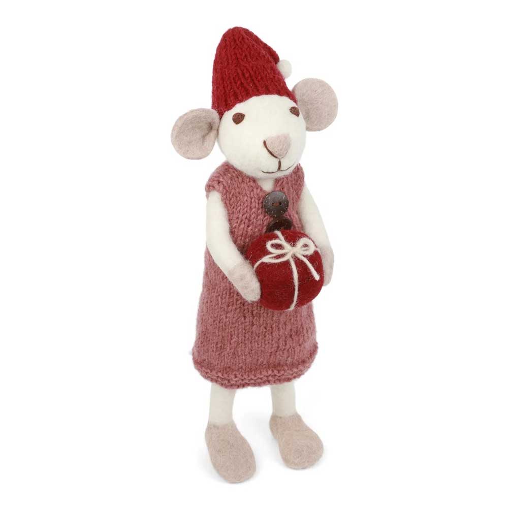 Die Filzmausfigur von Gry & Sif, gekleidet in ein rotes Strickkleid und eine Mütze, hält ein verpacktes Geschenk.