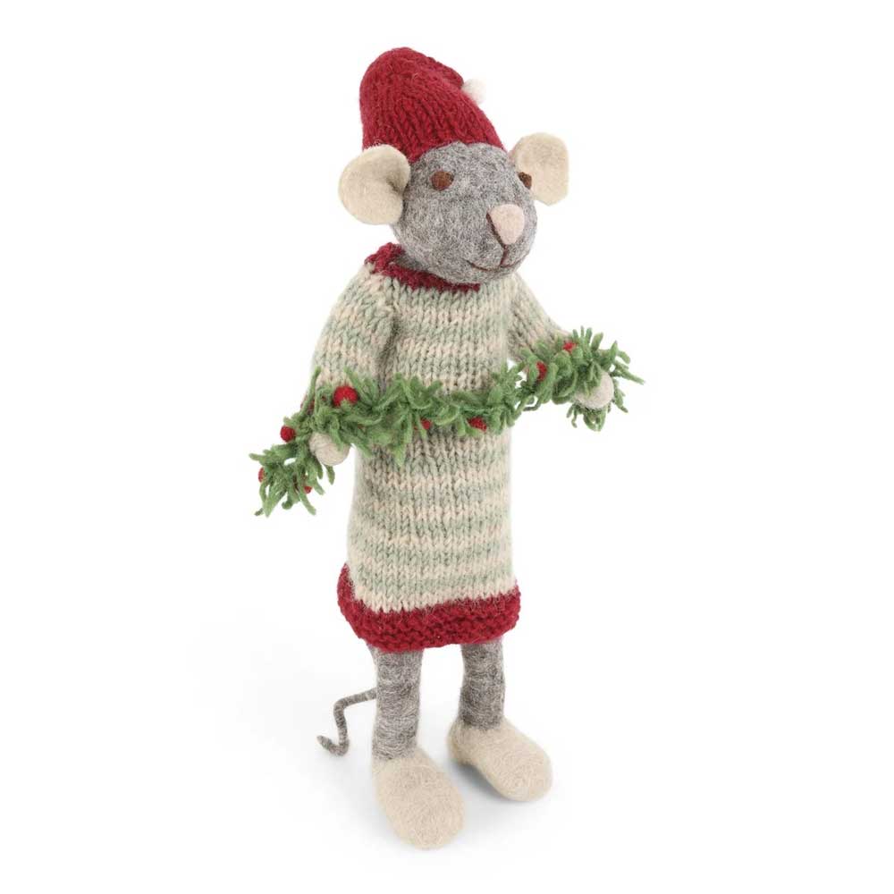 Gry & Sif - Maus Mädchen aus Filz ist mit einer roten Mütze und einem gestrickten Pullover bekleidet und hält eine dekorative grüne Girlande.