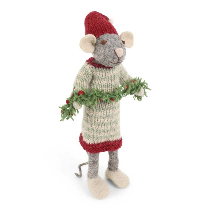 Gry & Sif - Maus Mädchen aus Filz ist mit einer roten Mütze und einem gestrickten Pullover bekleidet und hält eine dekorative grüne Girlande.