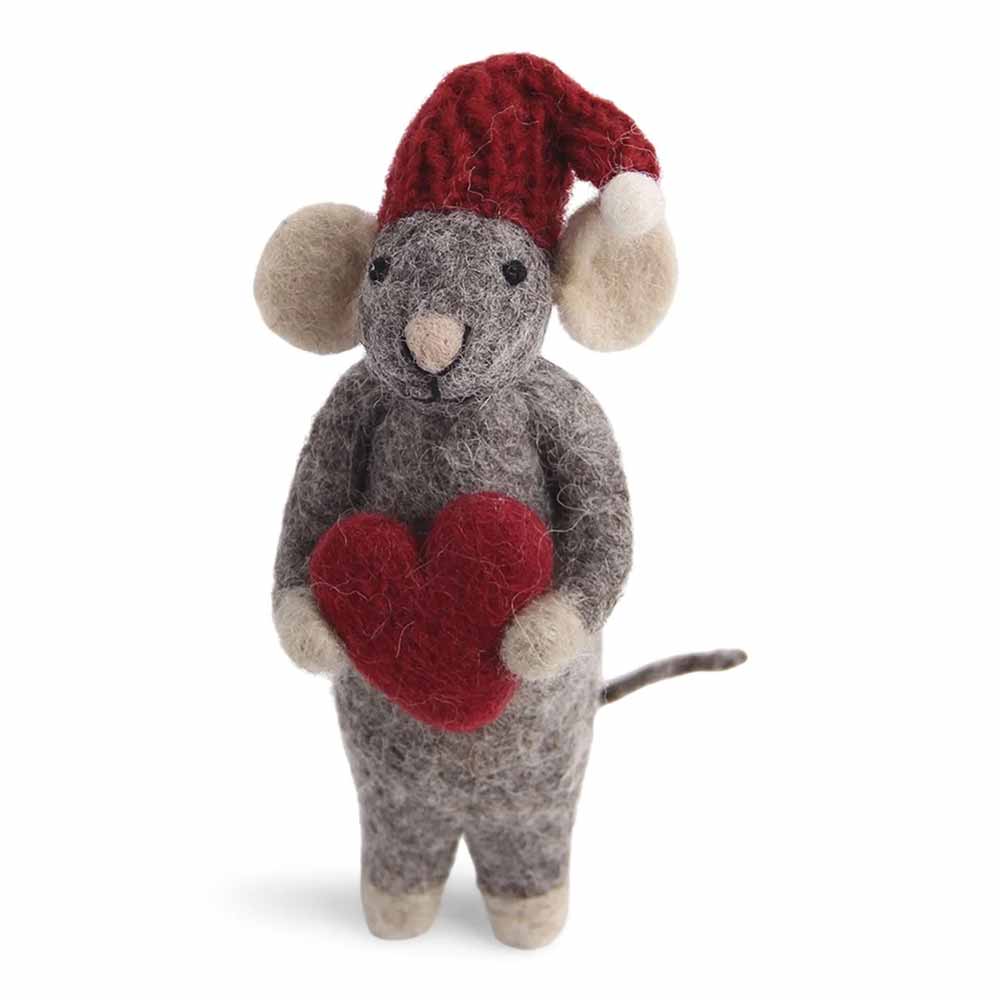 Die Gry & Sif - Maus grau Filz mit Herz ist eine Mausfigur aus grauem Filz mit einem roten Herz und einer Weihnachtsmannmütze, die aufrecht vor einem weißen Hintergrund steht.