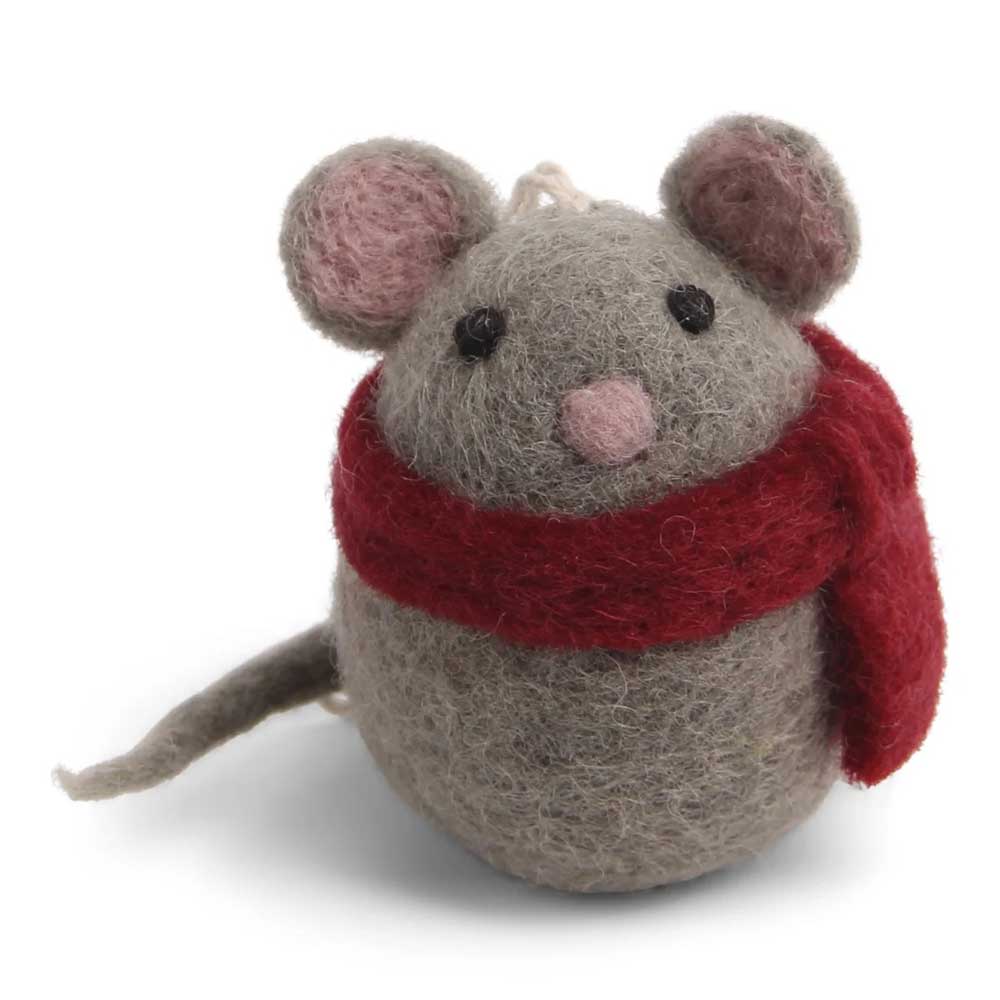 Ein Maus-Ornament aus Filz von Gry &amp; Sif mit einem roten Schal.